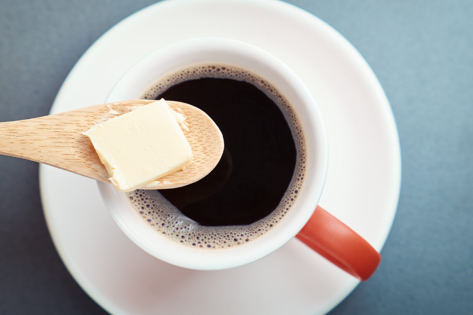Kawa kuloodporna, czyli keto kawa z masłem i olejem